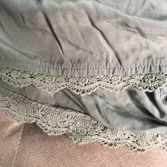 Hollister Olive Shorts 🦋 - Picture 3 of 3